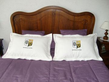 12 coussins avec blason brodé pour l'hotel chambres d'hôtes "BASTIDE ST MATHIEU à GRASSE.