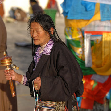Pilger vor dem Jokhang