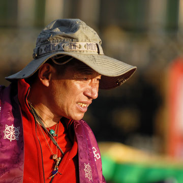 Pilger vor dem Jokhang