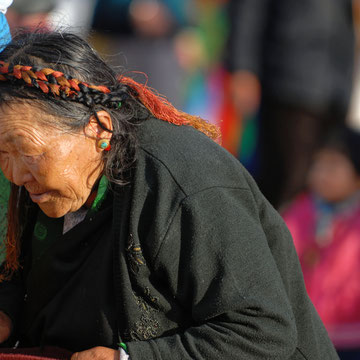 Pilger vor dem Jokhang
