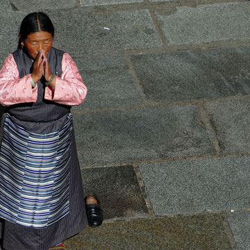 Pilger vor dem Jokhang