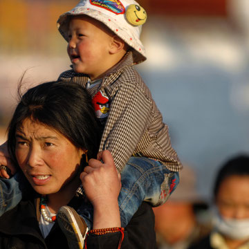 Pilger vor dem Jokhang
