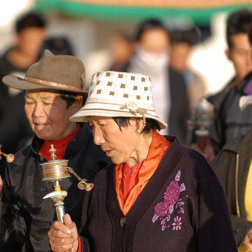 Pilger vor dem Jokhang
