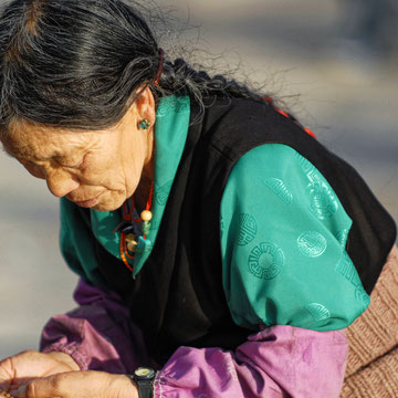 Pilger vor dem Jokhang