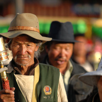 Pilger vor dem Jokhang