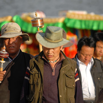 Pilger vor dem Jokhang