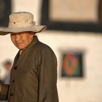 Pilger vor dem Jokhang