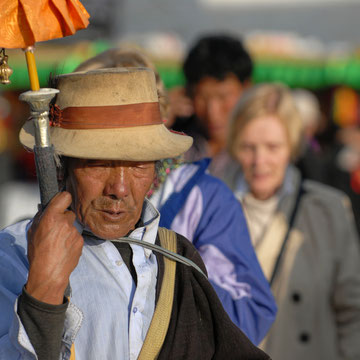 Pilger vor dem Jokhang