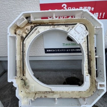 清掃前のドレンパン。カビや汚れが付着している状態。