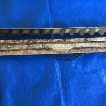 エアコンのドレンパン清掃前の状態。内部にカビや汚れが付着し、排水不良の原因になっている様子。