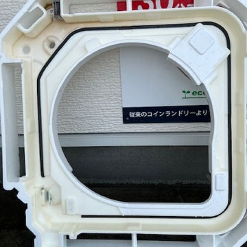 清掃後のドレンパン。汚れが除去され、内部がきれいになった状態。