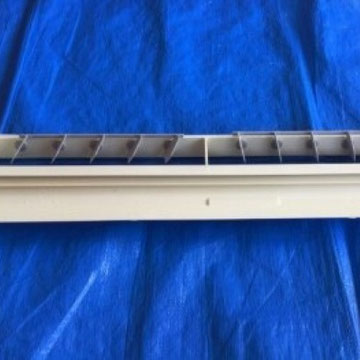 エアコンのドレンパン清掃後の状態。高圧洗浄でカビや汚れが除去され、内部がきれいになった様子。