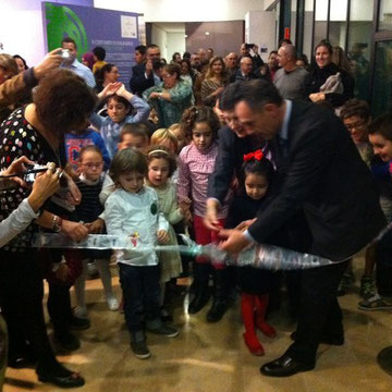 Los encargados del aula en este día, Iván y Juliana, cortan la cinta de los gatitos de Warhol acompañados por Don Imael Martínez, Director Territorial de Educación y Doña Margarita Belinchón, Directora del Museo de Ciencias Naturales.