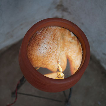 pots of india, Tonkrug mit Leuchtkasten, 2012