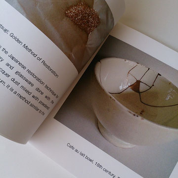 『KINTSUGI』 The small book which introduced repairing of tableware. -English version-