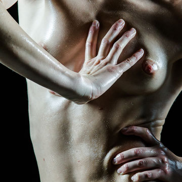 Nudo artistico scultoreo di Alice Viganò con trucco lucido, enfasi sui volumi muscolari e presenza scenica dominante, fotografia di Alessandro Tintori