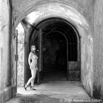 Portfolio fine art di nudo artistico "Il Castello" di Alessandro Tintori: composizione minimalista e rapporto corpo pietra
