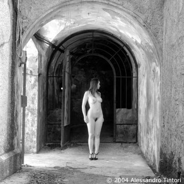 Portfolio fine art di nudo artistico "Il Castello" di Alessandro Tintori: composizione minimalista e rapporto corpo pietra
