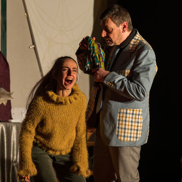 Fotografia di scena dello spettacolo teatrale La bambola scomparsa rappresentato al Teatro Caboto Kolbe di Milano | Alessandro Tintori