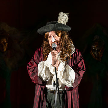 Le fotografie di scene dello spettacolo teatrale Cyrano de Bergerac rappresentato al Teatro Caboto Kolbe di Milano