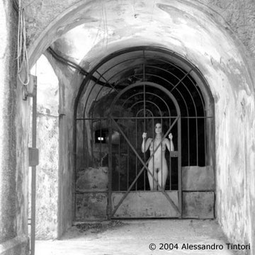 Portfolio fine art di nudo artistico "Il Castello" di Alessandro Tintori: composizione minimalista e rapporto corpo pietra
