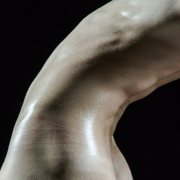 Nudo artistico scultoreo di Alice Viganò con trucco lucido, enfasi sui volumi muscolari e presenza scenica dominante, fotografia di Alessandro Tintori