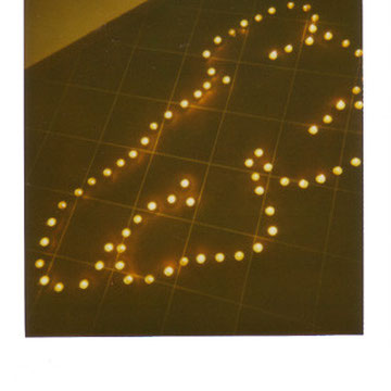 Fotografia Polaroid a colori della forma del corpo disteso disegnato da lumini | Alessandro Tintori