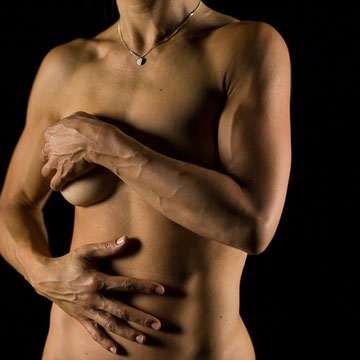 Nudo artistico femminile, dettaglio del seno e braccio atletico, portfolio fine art 912 di Alessandro Tintori.
