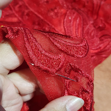 Couture de la dentelle sur la robe de mariage 