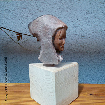 Skulptur von © Cornelia Grabowski: Kopf aus Holz und Speckstein