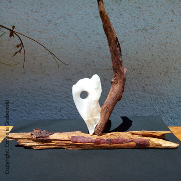 Skulptur von © Cornelia Grabowski: Objekt ohne Titel, Holz und Alabaster