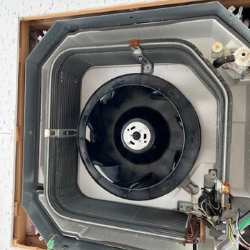 天井カセット4方向エアコンの外観。業務用エアコンの代表的なタイプ。
