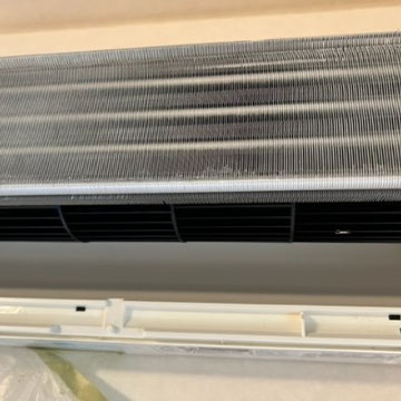 ドレンパン外し後のエアコン内部を高圧洗浄した状態