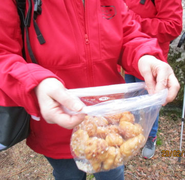 Qui veut de mes chouquettes, elles sont bonnes, elles sont fraîches