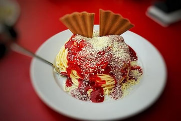 Viele italienische Eissorten, Spaghettieis und Eisbecher im Restaurant Rosengarten in Lörrach