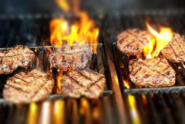 Grilladen vom Holzkohlegrill mit Salatbuffet an den Grillabenden im Restaurant Rosengarten im Grüttpark Lörrach  