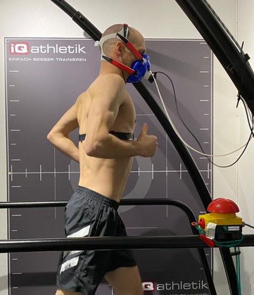 Der Ironman-Doppelweltmeister Patrick Lange bei der Leistungsdiagnostik im Trainingsinstitut iQ athletik