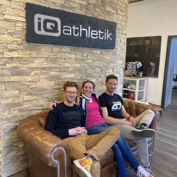 Die bewegungsARTen Hosts Gregor und Eva Buchholz zusammen mit Andreas Wagner von iQ athletik