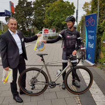 Der Bürgermeister von Eschborn Adnan Shaikh und Sportwissenschaftler Andreas Wagner von iQ athletik