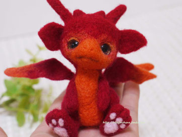 羊毛フェルト 赤のちびドラゴン「ざくろ」
