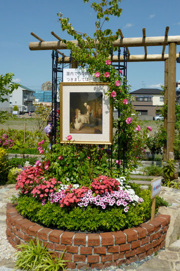 円形のバラのタワー(南園)
