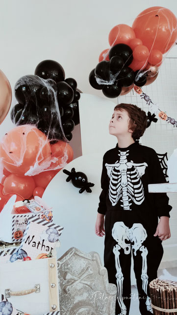 Allestimento Halloween bambino vestito da scheletro  palloncini halloween