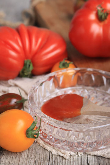 Tomaten und Ketchup auf einem Löffel