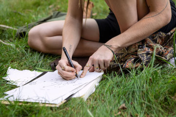 Wildwechsel-Ausbildung: Nature Journaling – Notizen im Gras