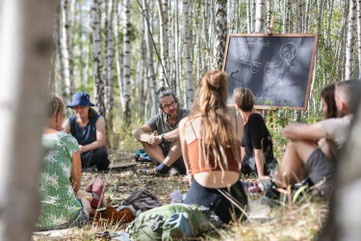 Wildwechsel-Ausbildung: Nature Journaling – Notizen im Gras