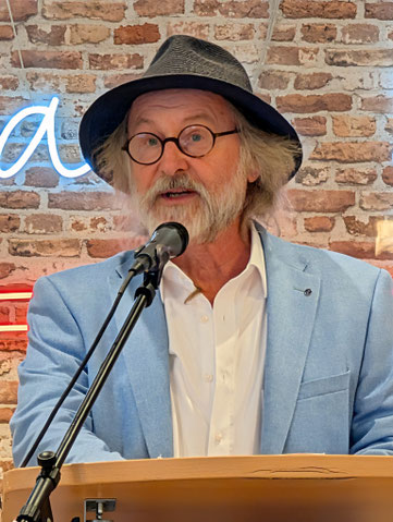 Der Autor Klaus-Peter Wolf bei seiner Rede