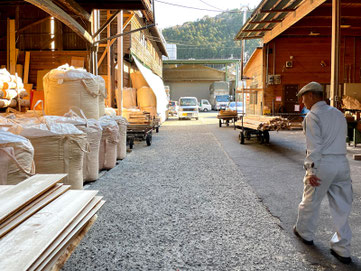 工場内を歩く喜多