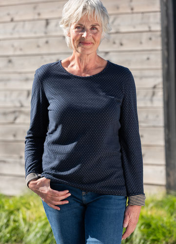 Frau mit einem marine farbigen Wendeshirt