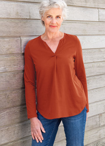 Frau mit einem Shirt in der Farbe roibusch.