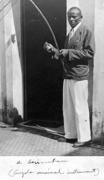 Mestre Bimba tocando berimbau